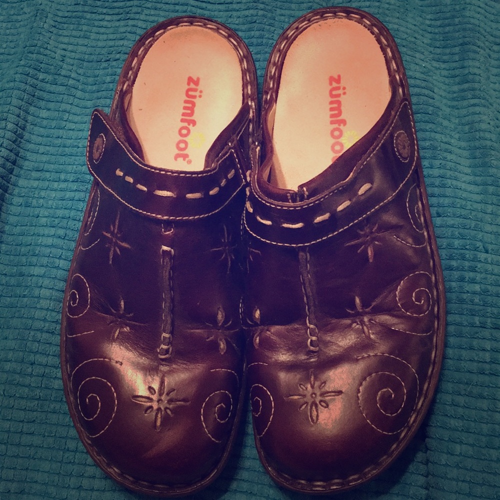 Zumfoot Women’s 38 wide slide on clogs/ mules